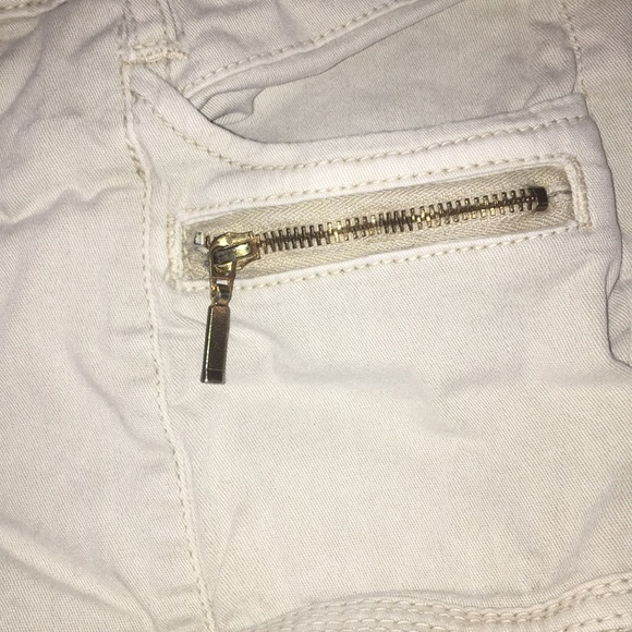 Delia’s Size 1/2 Khaki Cargo Shorts - Picture 3 of 4